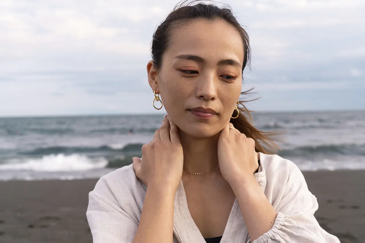 フェイスラインを気にする女性